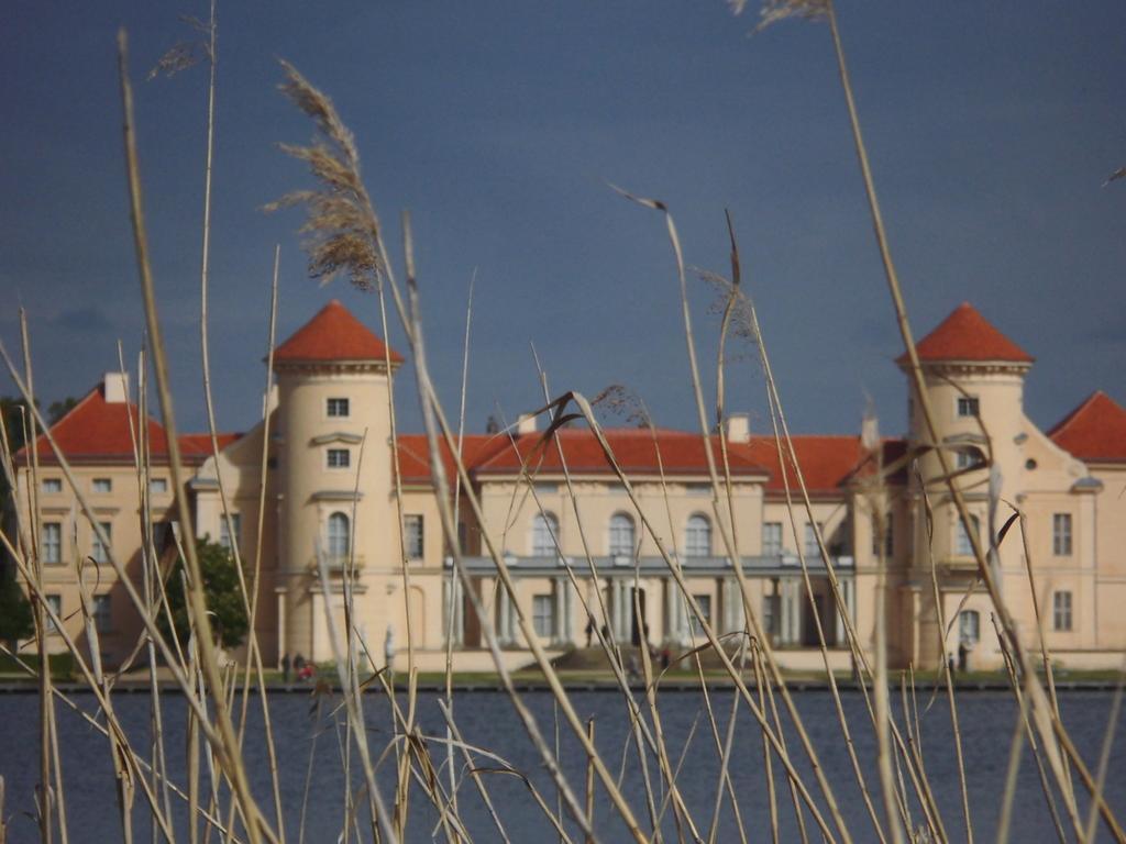 Schlossparkferienwohnungen Rheinsberg Mit Garten ภายนอก รูปภาพ