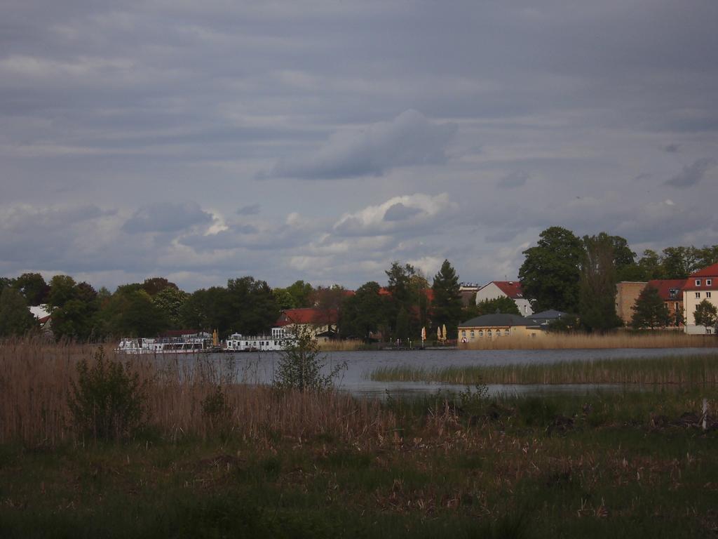 Schlossparkferienwohnungen Rheinsberg Mit Garten ภายนอก รูปภาพ