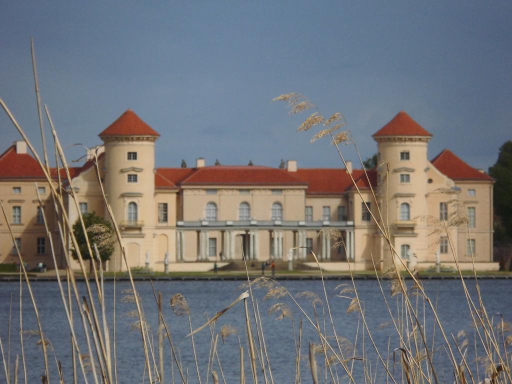 Schlossparkferienwohnungen Rheinsberg Mit Garten ภายนอก รูปภาพ