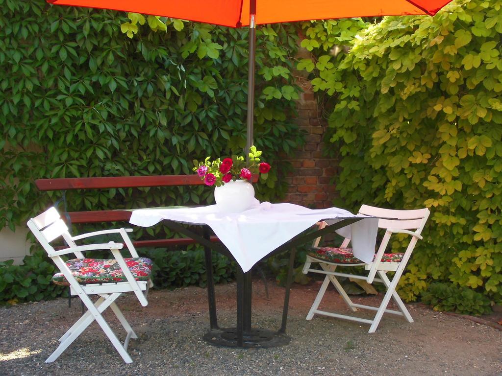 Schlossparkferienwohnungen Rheinsberg Mit Garten ภายนอก รูปภาพ