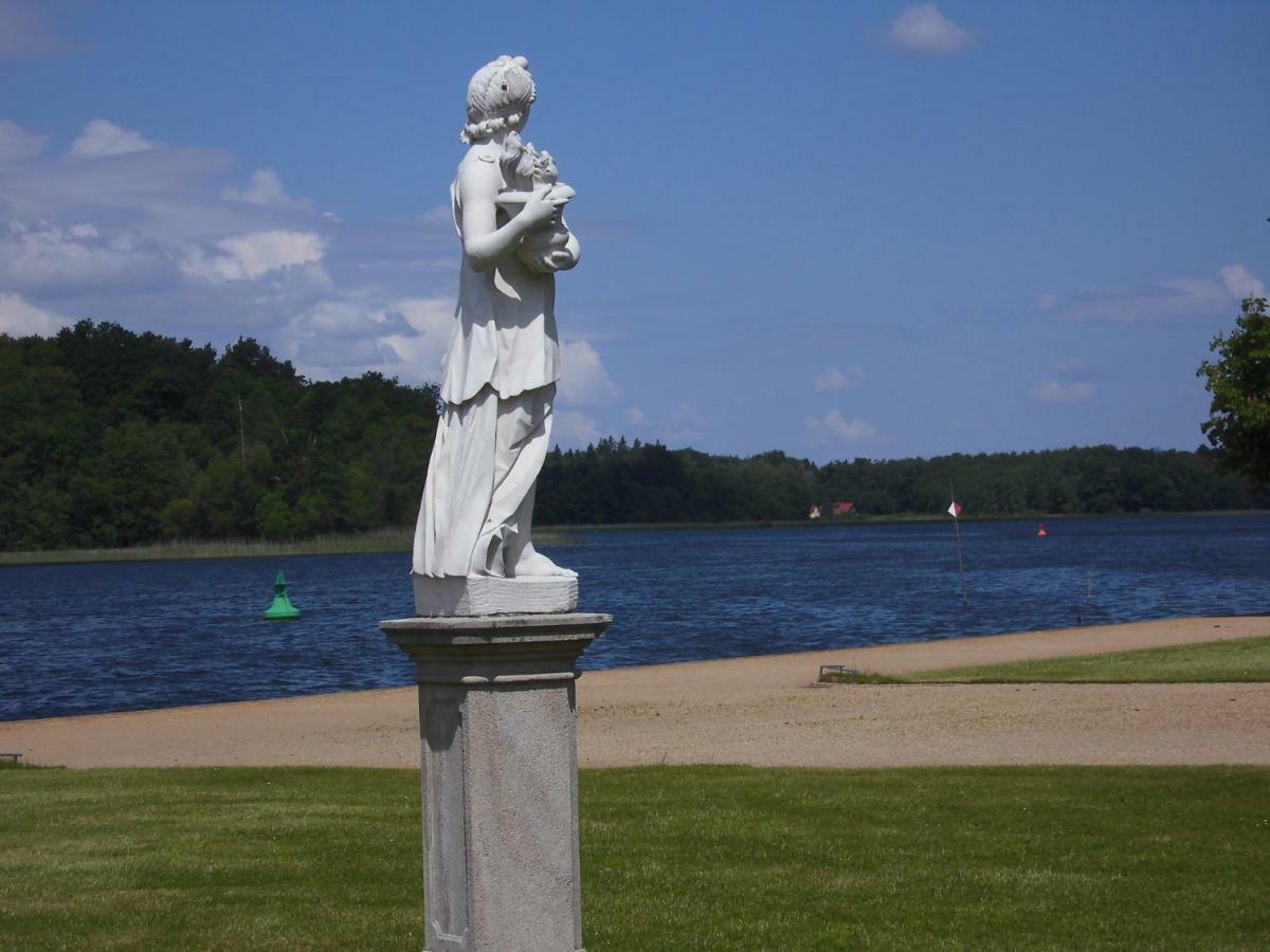 Schlossparkferienwohnungen Rheinsberg Mit Garten ภายนอก รูปภาพ
